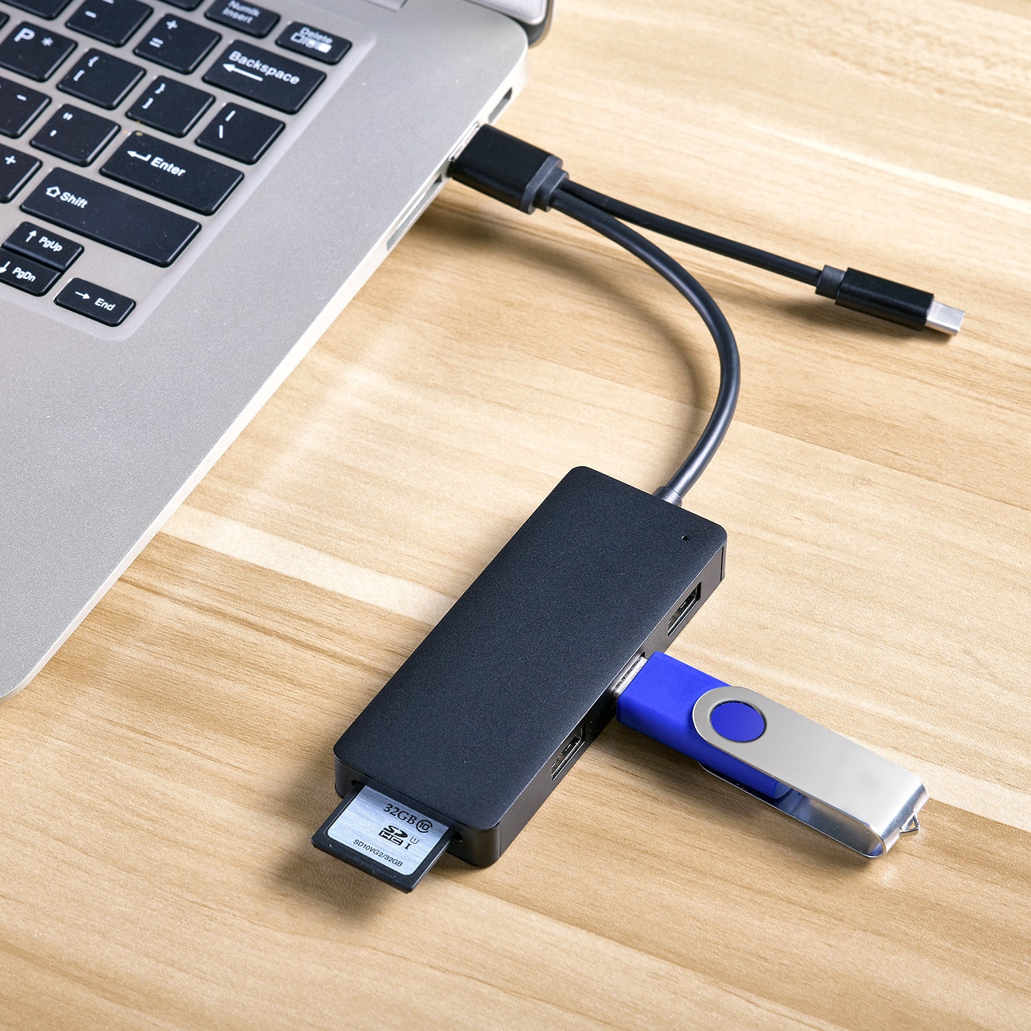 USB-C Hub Card Reader – Fast Transfers, Easy Connectivity